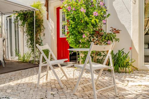 Alfama Apartment | Inviting Fragrant Garden Apartment - Pet Friendly & Accessible