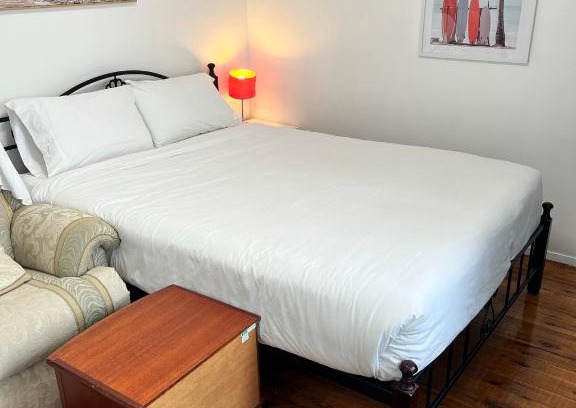 Doonside House | Cozy Fragrant Homes: Air-Conditioned Room with Hot Tub
