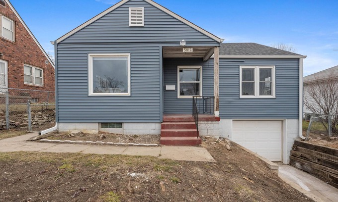 Aksarben - Elmwood Park House | Frances: Cozy Pet-Friendly Retreat with Spa & Hot Tub