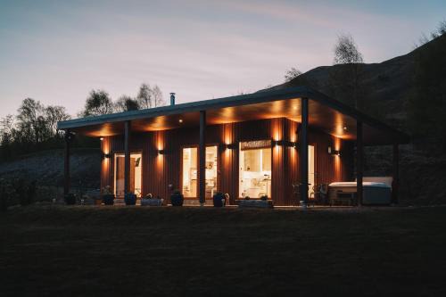 Fort William Apartment | Relax at Frances' Sketch Pad: Hot Tub & Ocean Views