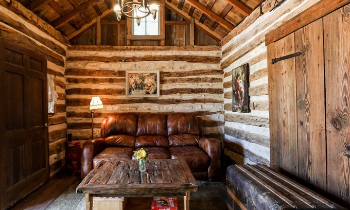 Fredericksburg Cabin | Top-Rated Francesca's Cabin Near Wineries with Hot Tub