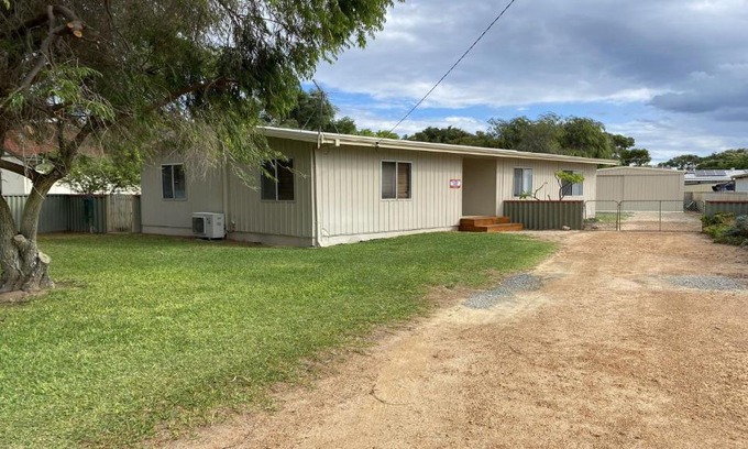 Jurien Bay House | Pet-Friendly Frangipani Cottage: Family Retreat Awaits