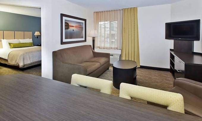 Ashley Oaks Hotel | Explore Frank H McClung Museum: Pet-Friendly Suites Await