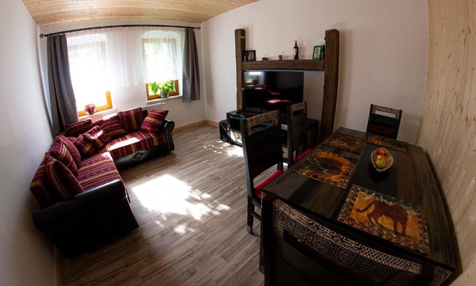 Mickten Apartment | Explore Frank's Ferienwohnung: Pool & Family-Friendly Stay