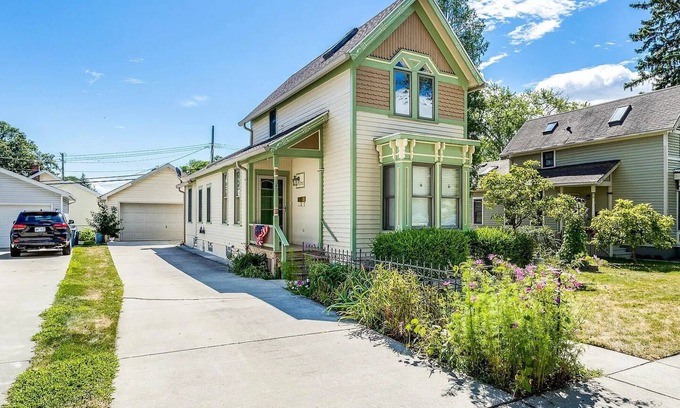 Port Huron House | Discover Frank's Folk Victorian – Steps from the Beach!