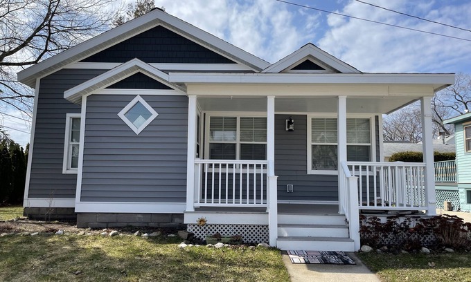 Frankfort Cottage | Charming Frankfort Beach House: Steps from Downtown & Ocean View