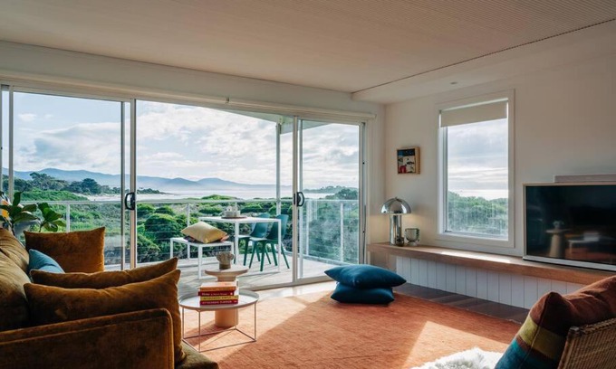 Bicheno House | Experience Frankie Beach House with 9.6/10 Guest Rating