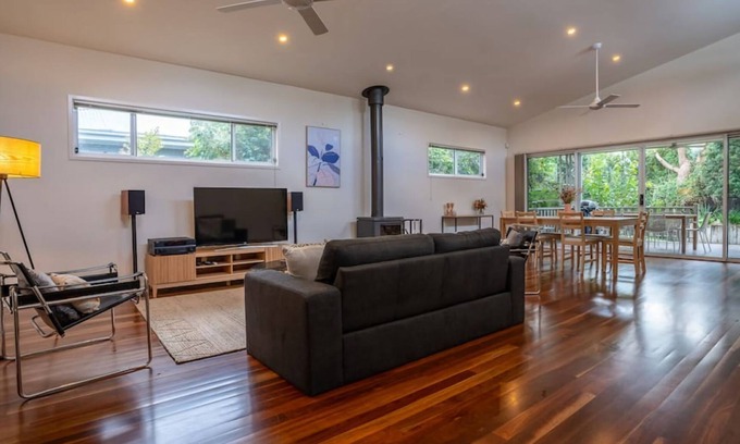Callala Beach House | Frankies Place - Oceanfront Coastal Home with Top Ratings
