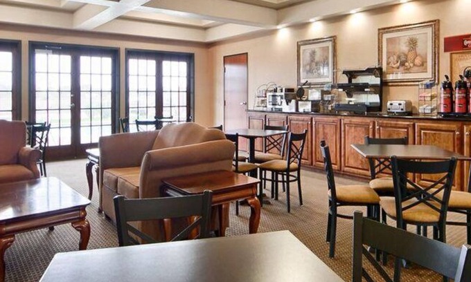 Franklin Hotel | Discover Franklin Inn and Suites: Rated 8.8 with Pool & Breakfast