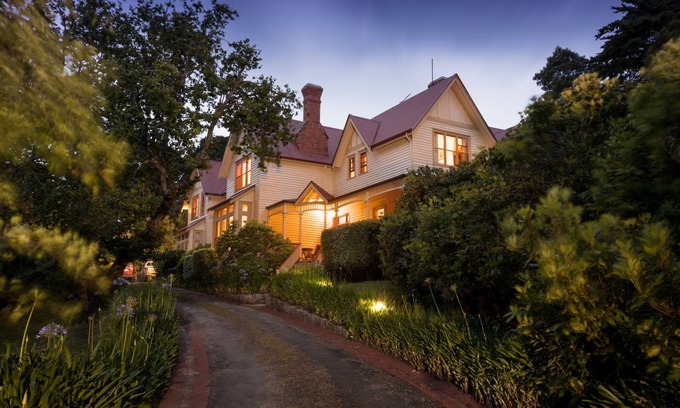 Strahan Hotel | Experience Franklin Manor: 4-Star Stay with Breakfast & Kitchen