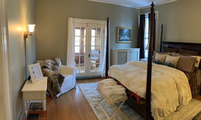 Saranac Lake Bed & Breakfast | Welcoming Franklin Manor Bed & Breakfast with Delicious Dining