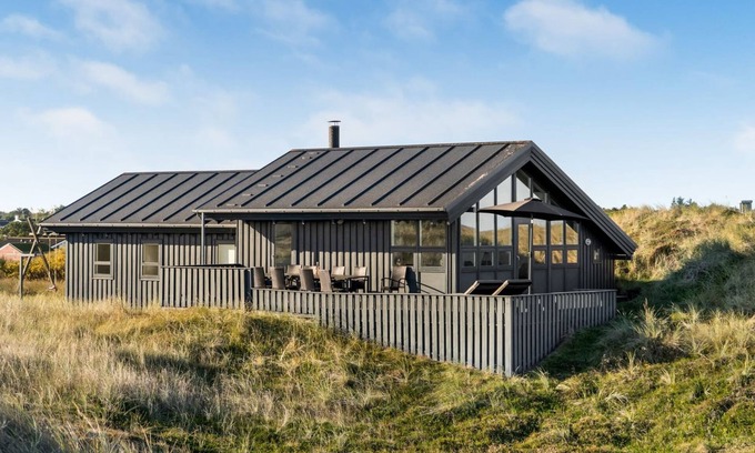 Tversted House | Beachside Retreat: Fransisca with Ocean View & Spa Access