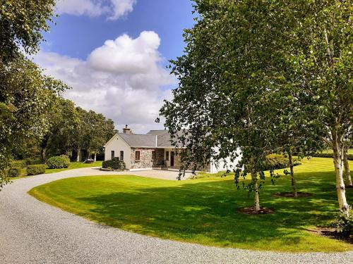 Garrykennedy House | Family-Friendly Retreat at Fraoch Cottage Awaits You!