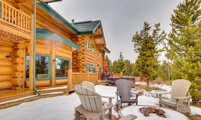Granby House | Cozy Fraser Chalet with Hot Tub & Scenic Mountain Views