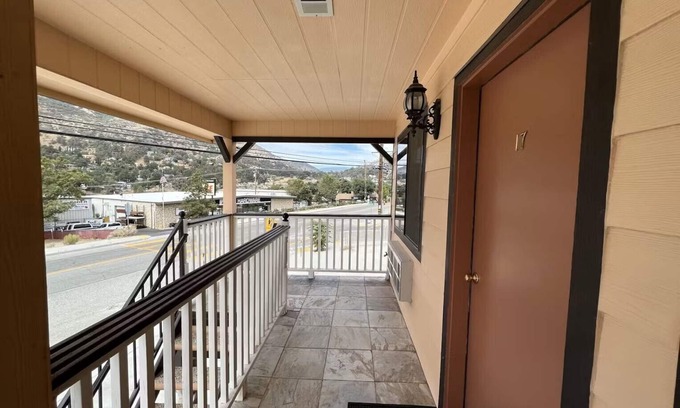 Frazier Park Hotel | Comfortable Stay at Frazier View Motel with Kitchen & Breakfast