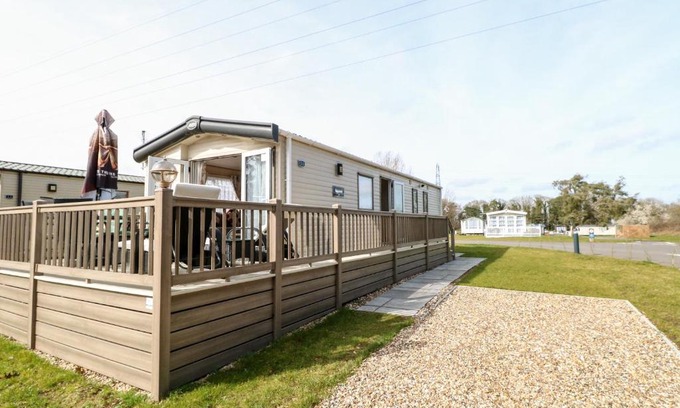 Hopton House | Freddy's Lodge: Family-Friendly Retreat with Pool Access
