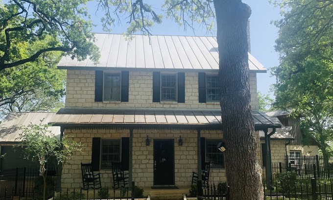 Fredericksburg House | Fredericksburg Manor: Indoor Pool & 9.8/10 Guest Rated Retreat