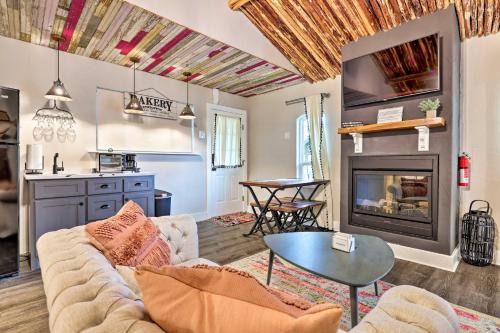 Fredericksburg House | Discover Fredericksburg Regan Cottage with Relaxing Hot Tub