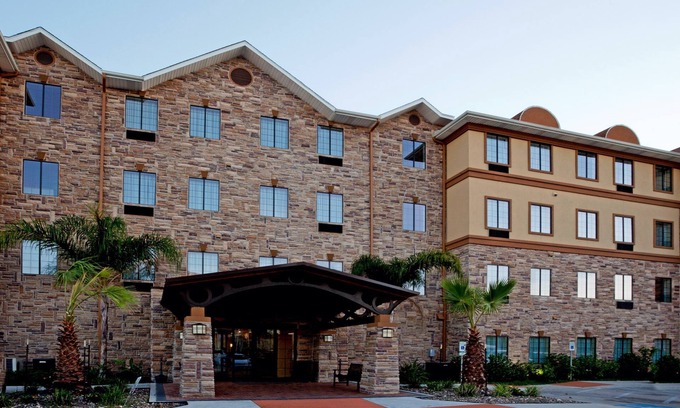South Side Condo | Delightful Breakfast Buffet Near Beautiful Beaches!