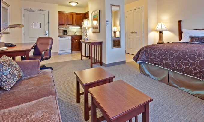 Indianapolis Apartment | Enjoy Daily Breakfast & Indoor Pool in Prime Location