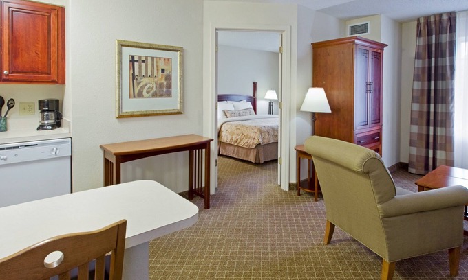Cranbury Condo | Group-Friendly Hotel with Breakfast & Pool Near Six Flags