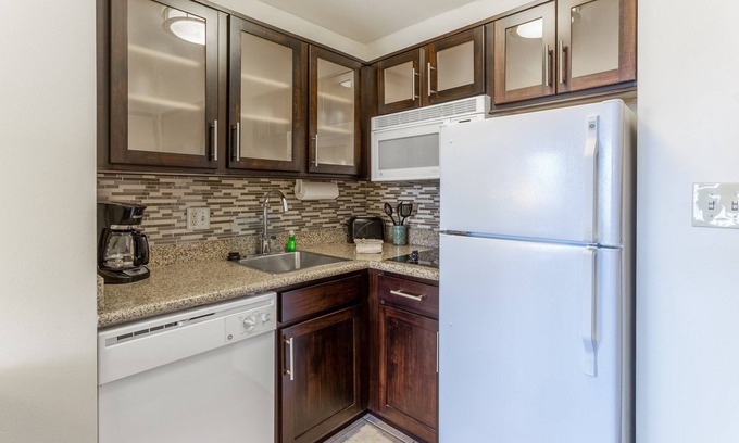 Davenport Condo | Relaxing Suite with Free Breakfast, Wi-Fi & Pool Access