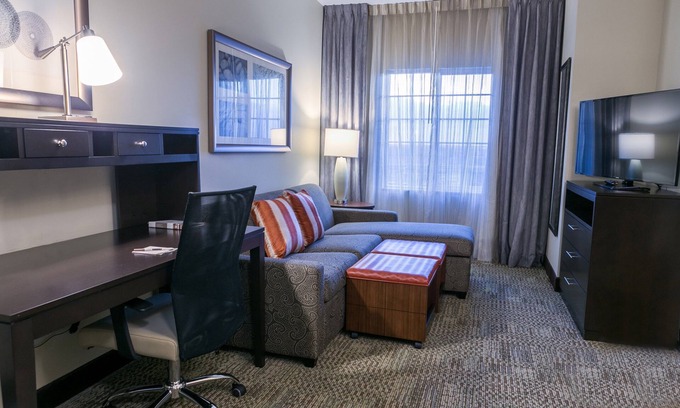 McNeil Condo | Enjoy Free Breakfast & Heated Pool Near U of T