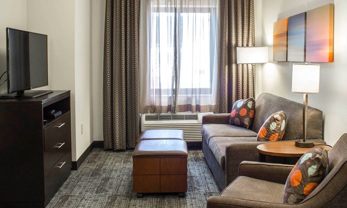 Jacksonville Condo | Inviting Retreat with Pool & Free Breakfast Near Camp Johnson