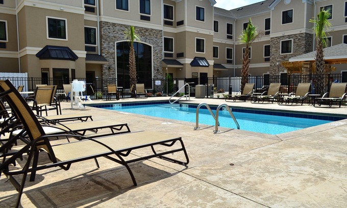 Jacksonville Condo | Guest Rated 10/10: Pool, Free Breakfast & BBQ Near Marine Corps