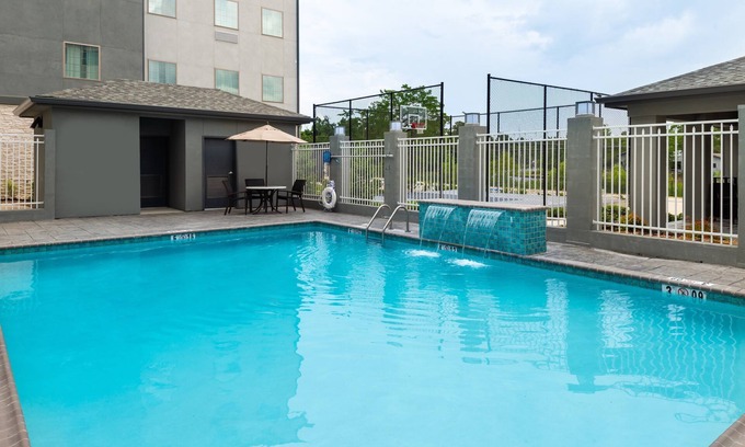 Lake Charles Condo | Enjoy Free Breakfast, Outdoor Pool & Gym for Your Getaway