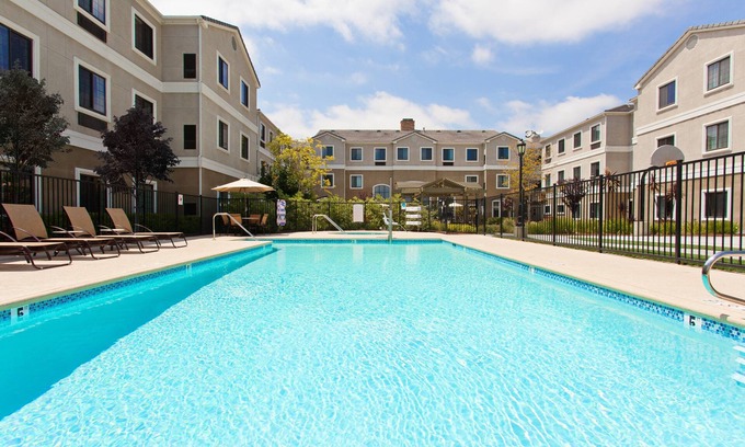 Lake Forest Condo | Family-Friendly Hotel with Pool & Breakfast Near Disney