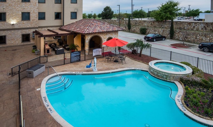 Irving Condo | Convenient Stay with Free Breakfast & Pool near DFW Airport