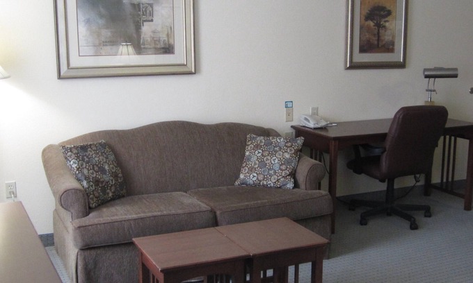 Kalamazoo Condo | Enjoy Free Breakfast & Pool Near Western Michigan University