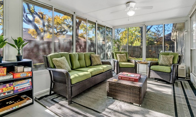 Rowlett House | Enjoy a Cozy Retreat with Kayak Rentals and Game Room