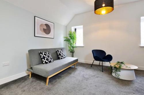Salford Apartment | Pet-Friendly 1 BR Salford Royal - Sleeps 4, Free Parking