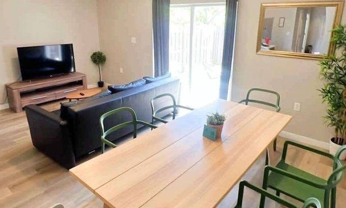 Golden Glades House | Convenient Townhouse with Free Parking and Family-Friendly Amenities