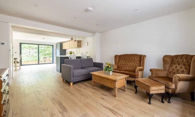 Redlynch House | Spacious 4BR Getaway with Free Parking & Pet-Friendly Stay