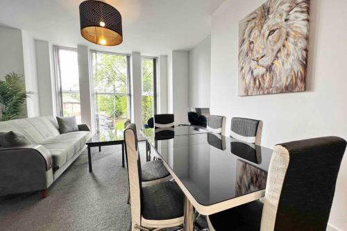 Salford Apartment | Pet-Friendly 2-BR Flat with Free Parking near Salford Royal