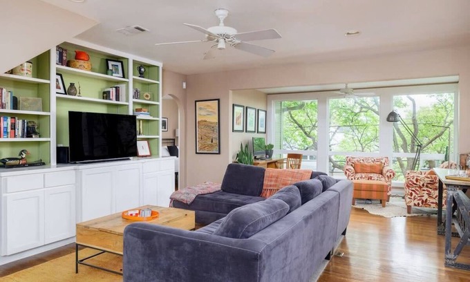 Clarksville House | City Life Bungalow: Pet-Friendly Retreat Near Portoro