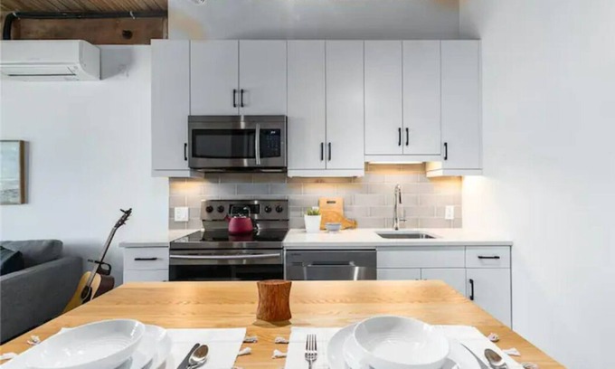 Exchange District Condo | Exclusive NY Style Condo with Free Parking in Exchange District