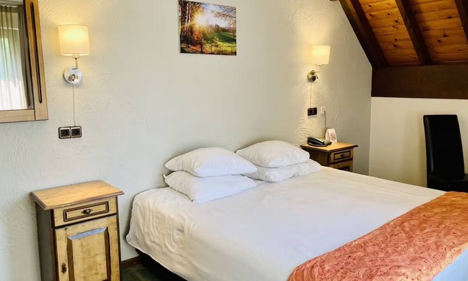 Lekkerkerk Hotel | Free Parking | Outdoor Pool & Terrace Dining in a Relaxing Countryside Setting