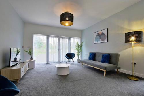 Salford Apartment | Convenient 2-BR Retreat near Salford Royal with Free Parking