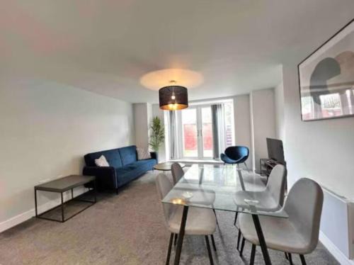 Salford Apartment | Pet-Friendly 4-Star Hotel Near Salford Royal with Parking