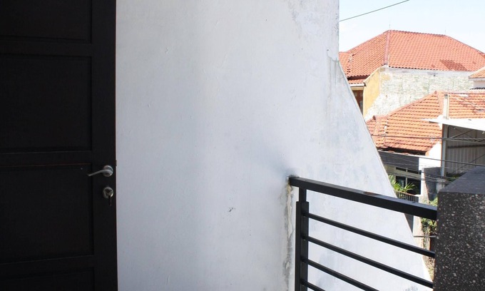 Surabaya House | Convenient Downtown Retreat with Free Parking & WIFI