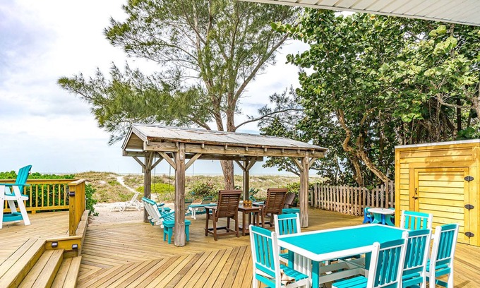 Independence Square House | FREE PERKS INCLUDED!! Seahorse Cottage 4 - GULF FRONT HOUSE!