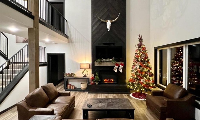 Kimberling City House | Perfect Family Getaway: Mini Golf, Pool & Hot Tubs Await