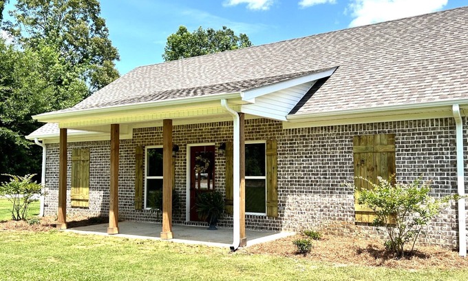 Oxford House | Enjoy Free Rides to Ole Miss Football Games & Family Amenities