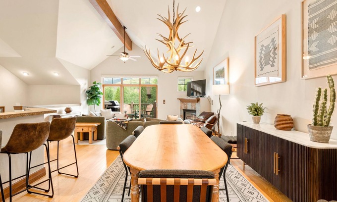 The Highlands House | Dog-Friendly Retreat with Scenic Views and Spa Amenities