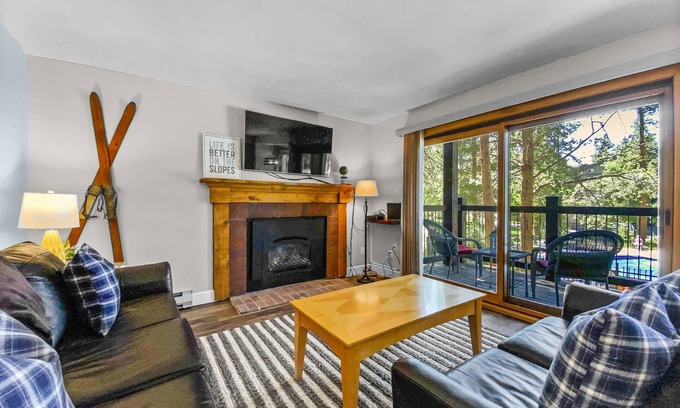 Warrior's Mark Condo | Guest Rated 9.8: Walk to Town, Outdoor Pool & Spa at Inner Circle 3
