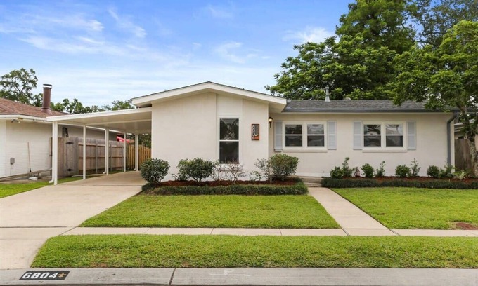 Kenner - Louis Armstrong International Airport Apartment | Idyllic Free-Standing Retreat with Yard and Parking